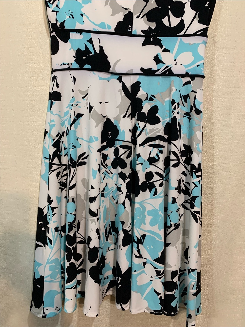 Sleeveless Floral A-Line Dress in White, Black & Light Blue a2/41 - Picture 5 of 7